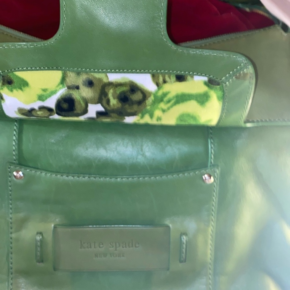 Kate Spade NWOT leather like green shoulder bag. Super roomy w front flap pocket - Picture 4 of 5